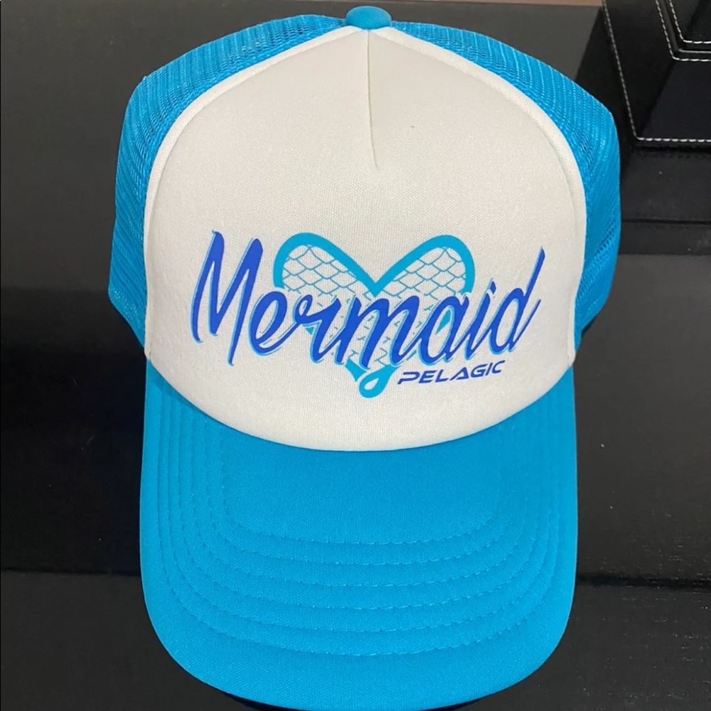 Pelagic women trucker hat